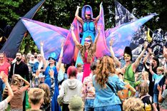 Gemeinschaftsförderndes Straßentheater mit großen Bildern