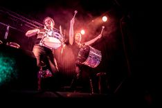 SynergyBeats Walk-Act mit Trommeln & Percussion