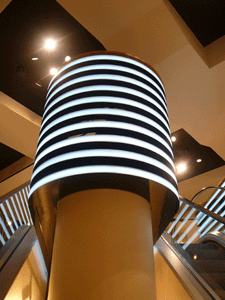 Bild zu Blickfang Lichtband - LED-Lichtinstallation im Berliner Titania-Palast