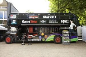 Bild zu Uniplan ist mit 'GameStop in a Bus' Roadshow quer durch Deutschland unterwegs